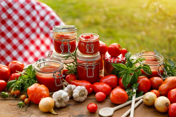 Przetwory z pomidorów - 5 najlepszych przepisów na wekowanie pomidorów
